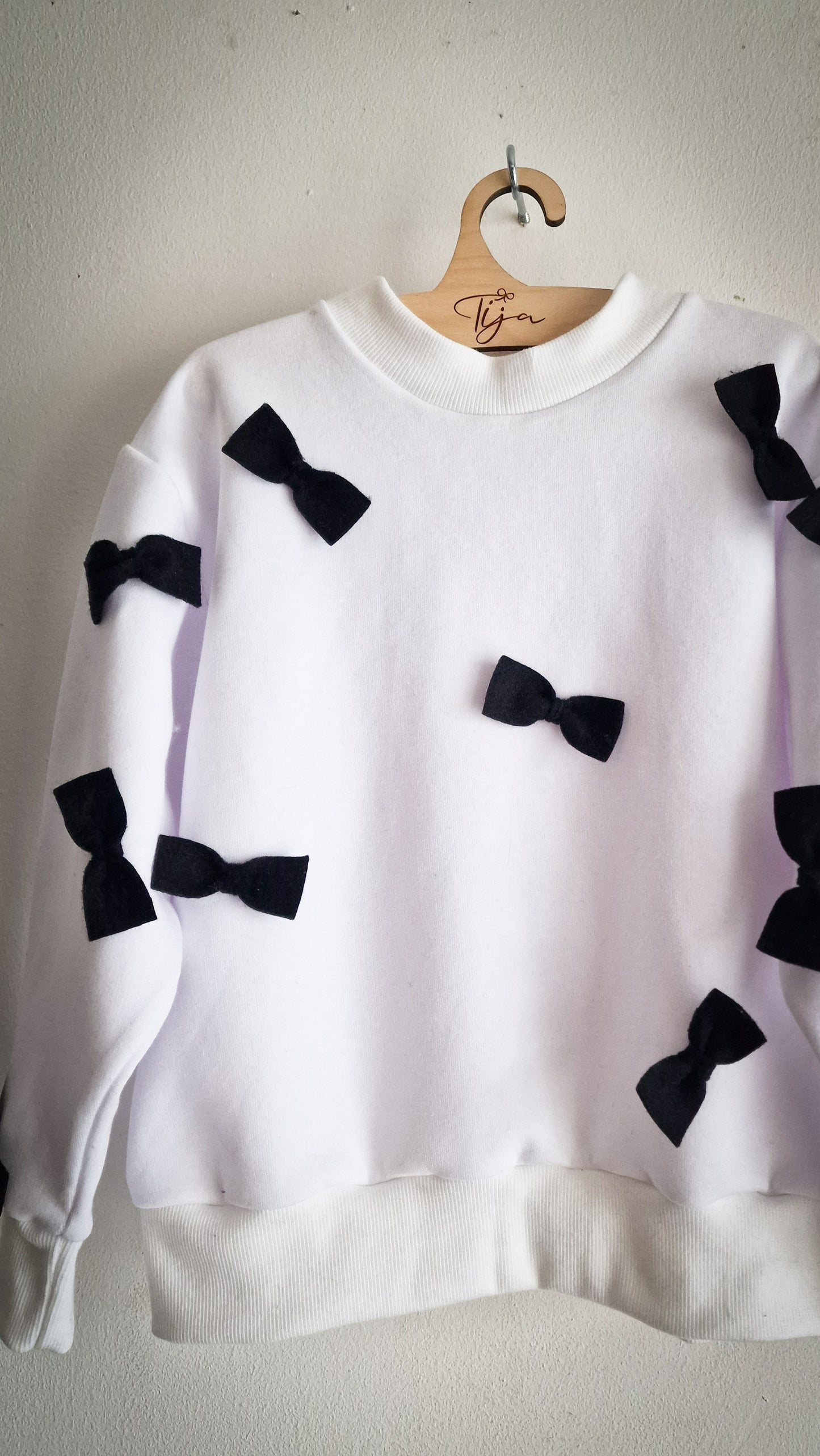 Džemperis ar bantītēm