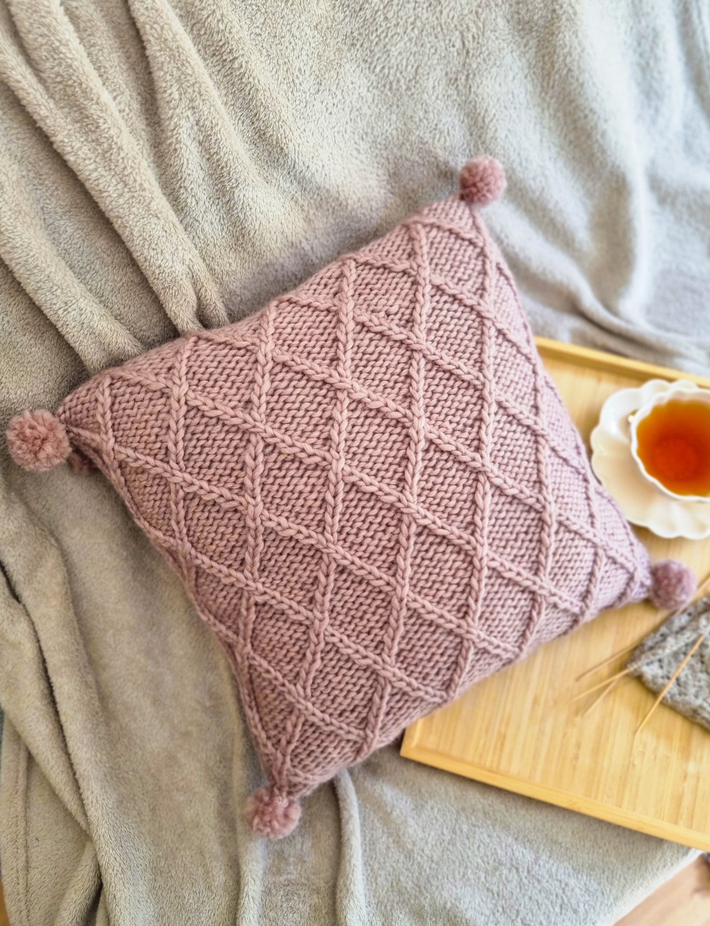 Adīšanas instrukcija - spilvena pārvalks "Rūtainā elegance" PDF formātā