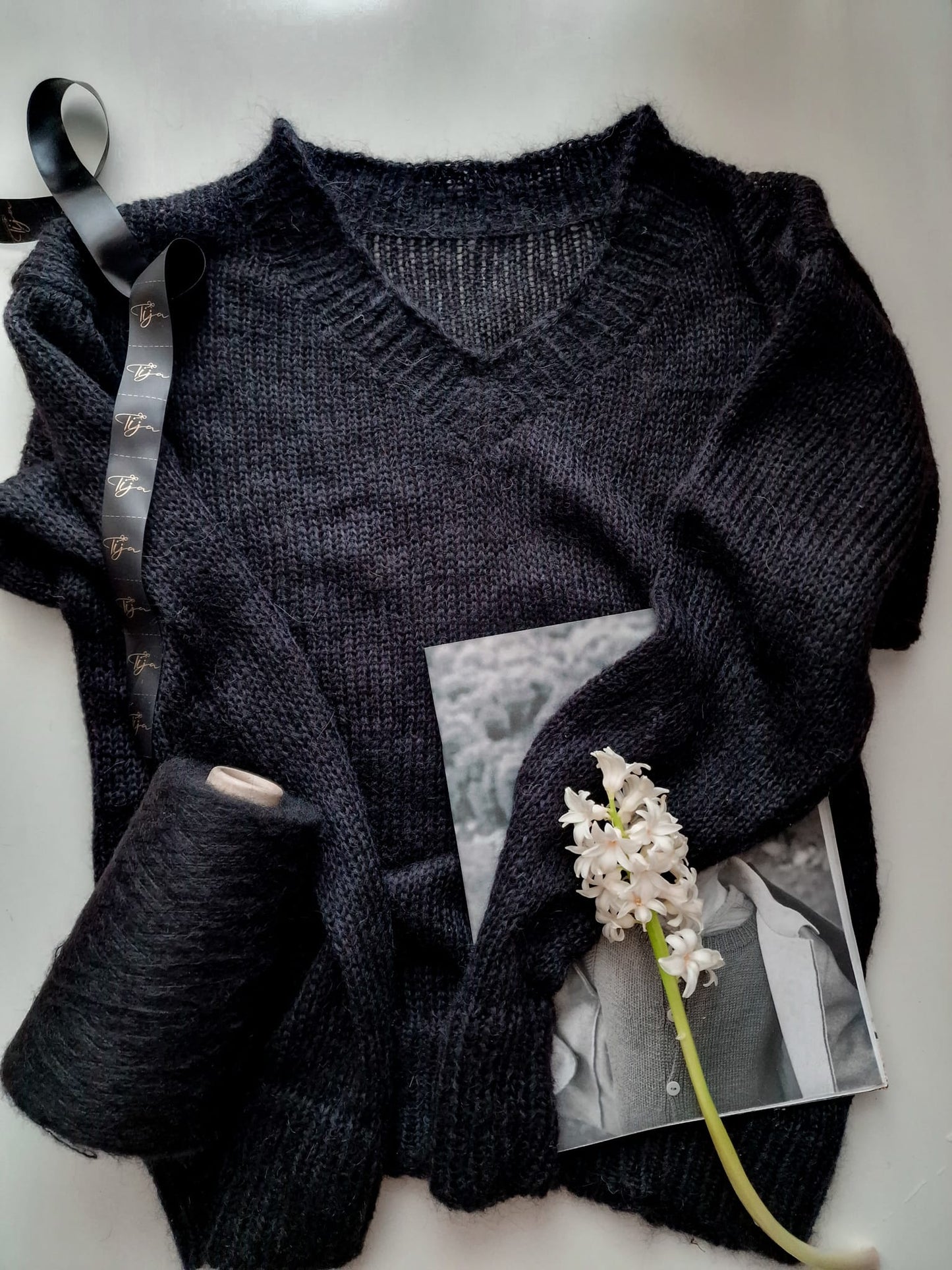 Klasisks džemperis ar V veida kakla izgriezumu