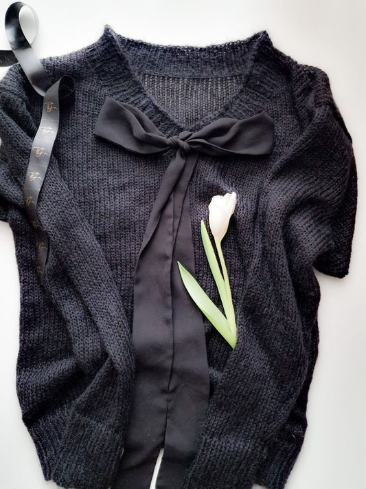 Džemperis ar V veida izgriezumu un dekoratīvu lenti