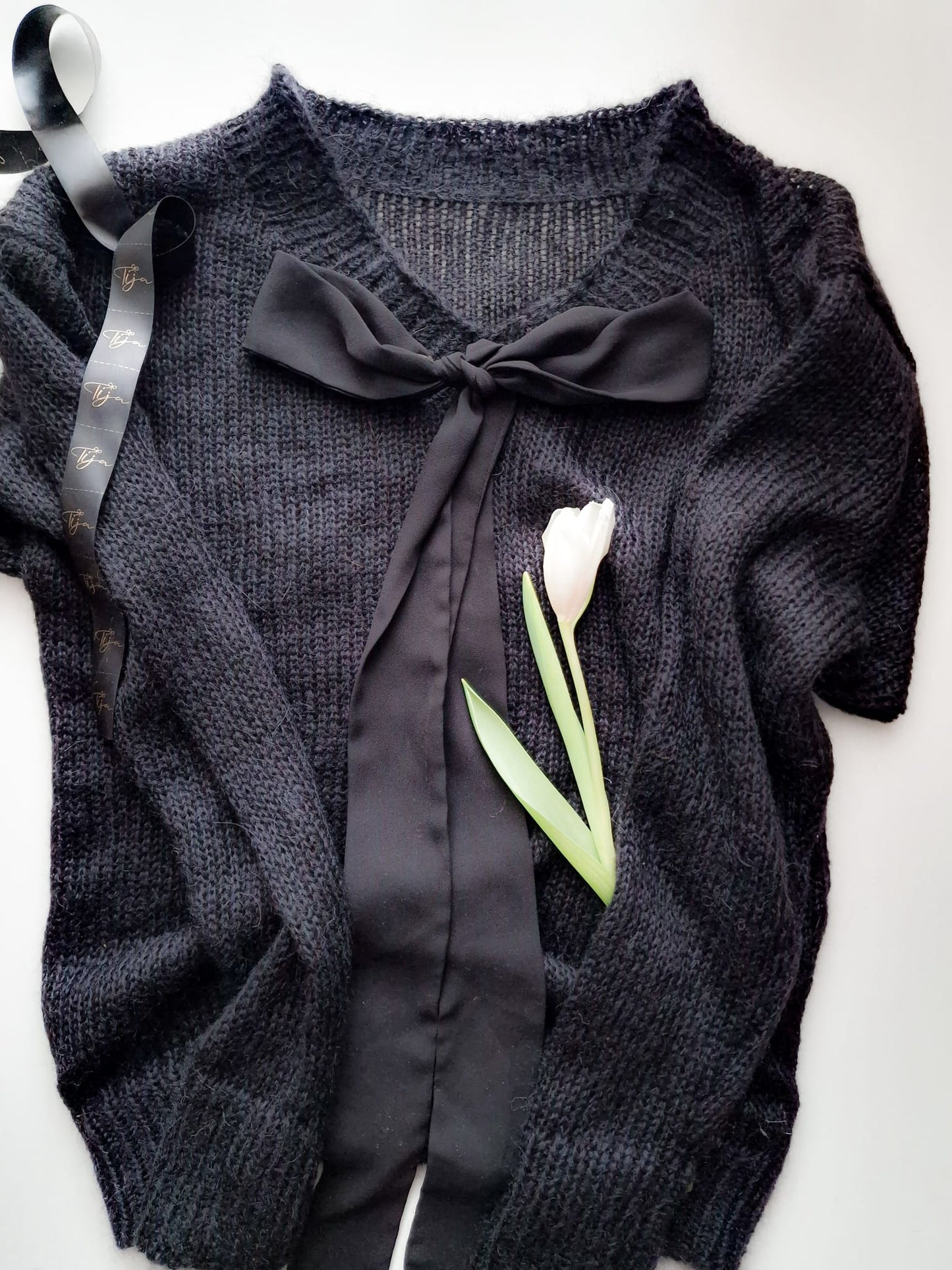 Džemperis ar V veida izgriezumu un dekoratīvu lenti