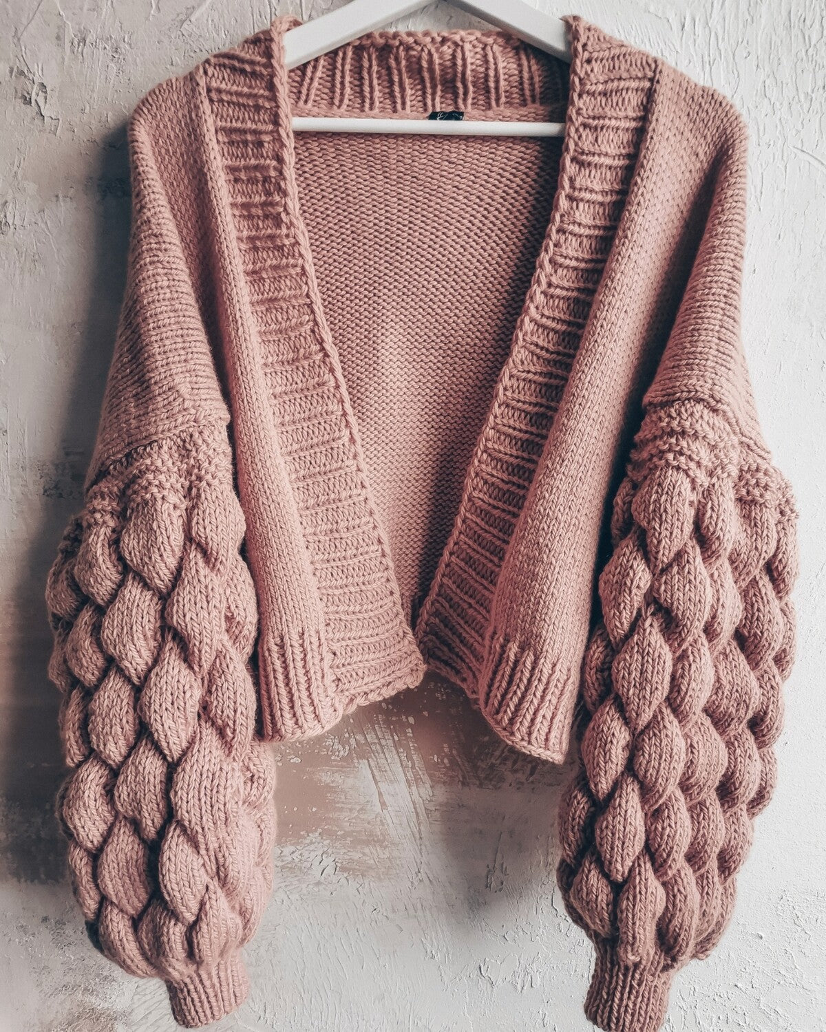 Kardigans ar 3D bumbuļiem