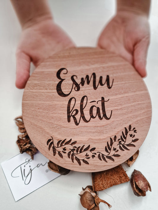 Koka dekors "Esmu klāt"