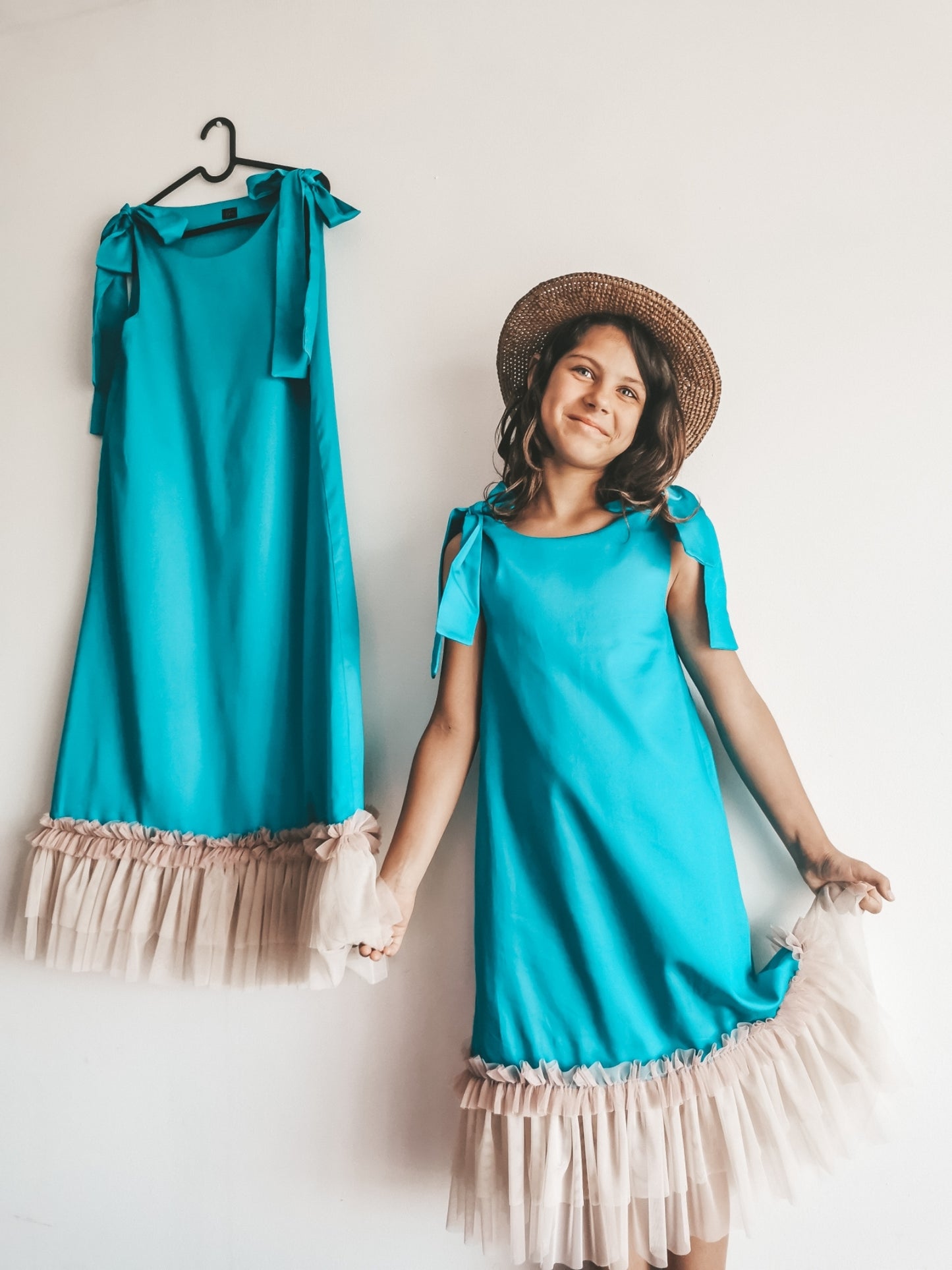 Satīna kleitas ar tillu