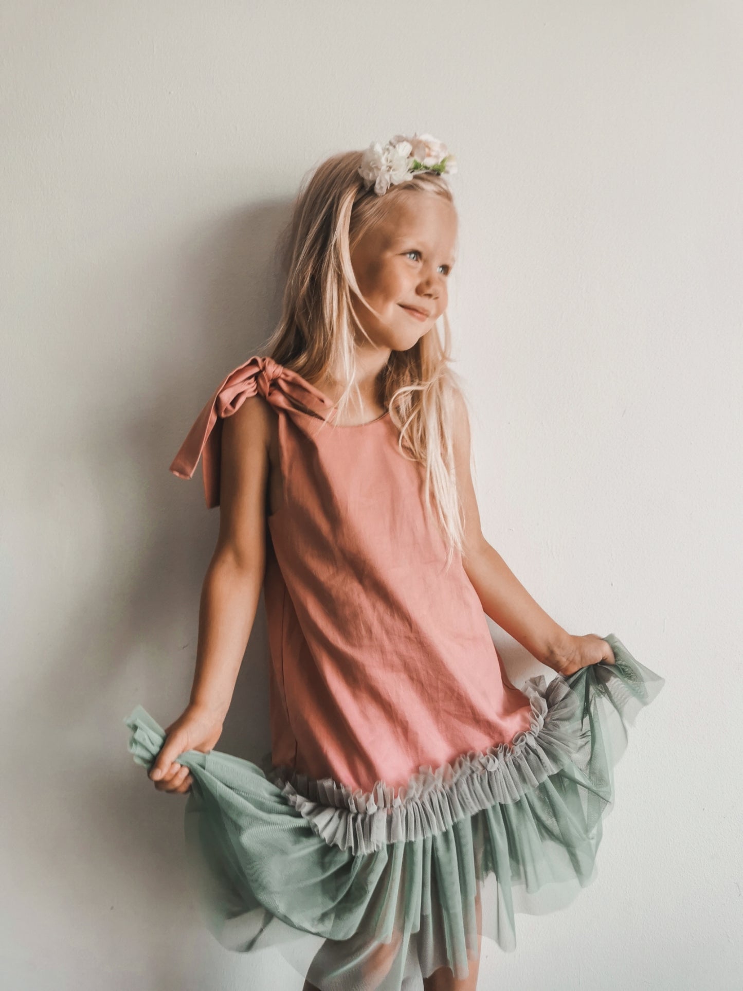 Satīna kleitas ar tillu