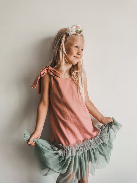 Satīna kleitas ar tillu