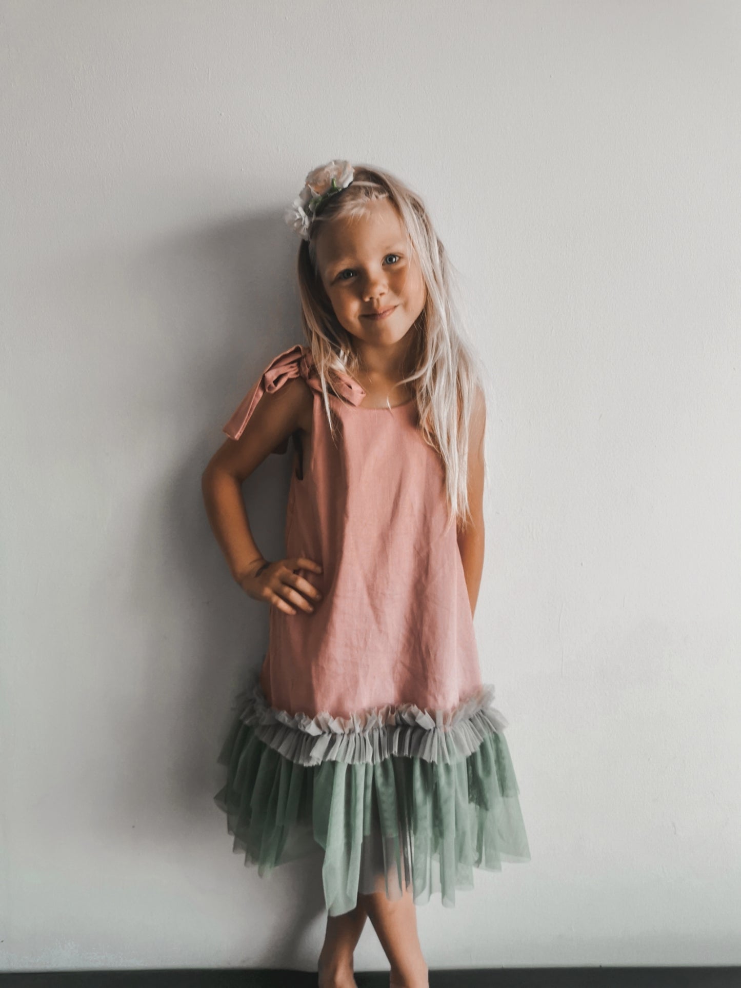 Satīna kleitas ar tillu