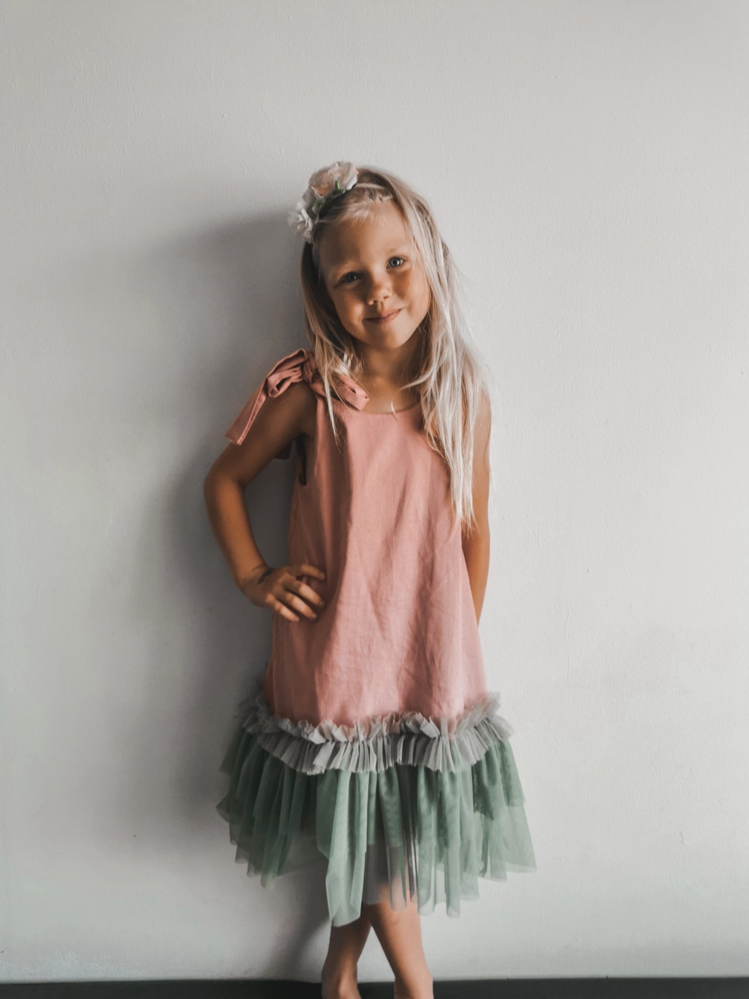 Satīna kleitas ar tillu