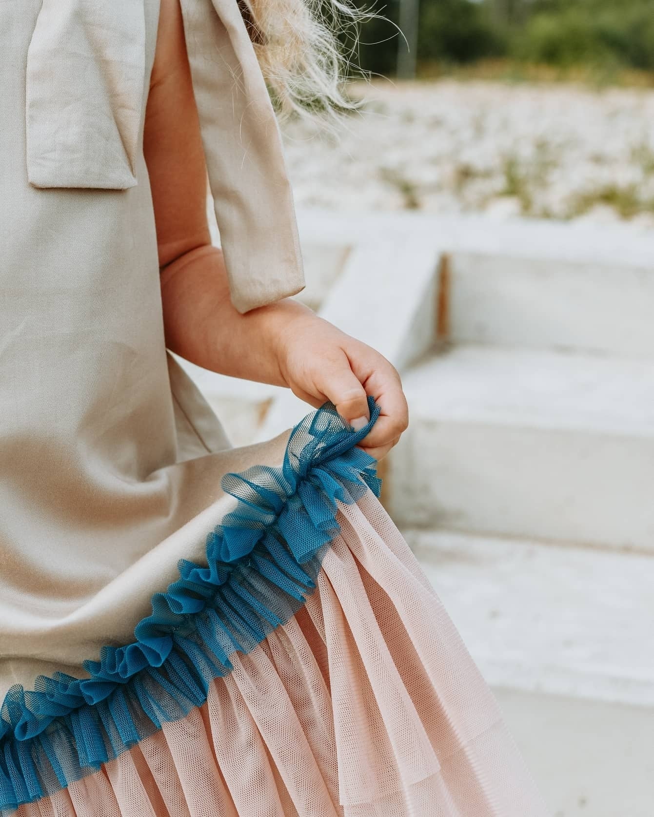 Satīna kleitas ar tillu