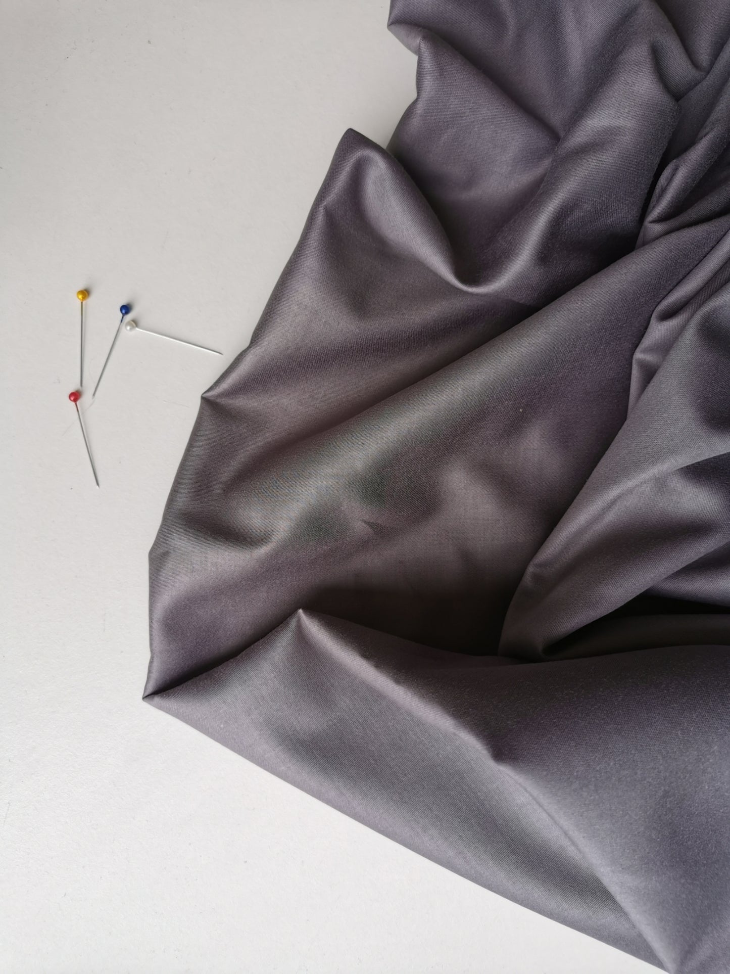 Zvanveida satīna kleita