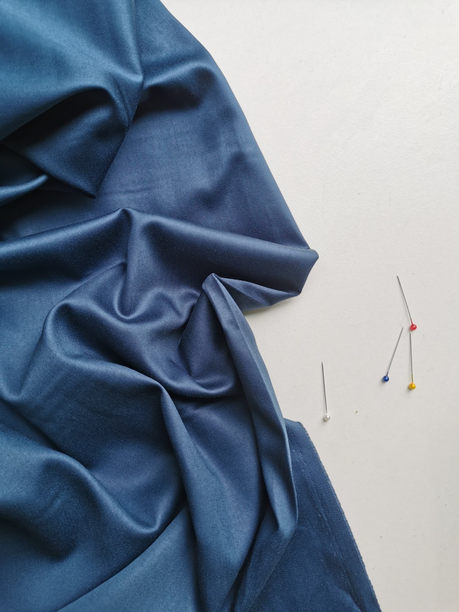 Zvanveida satīna kleita