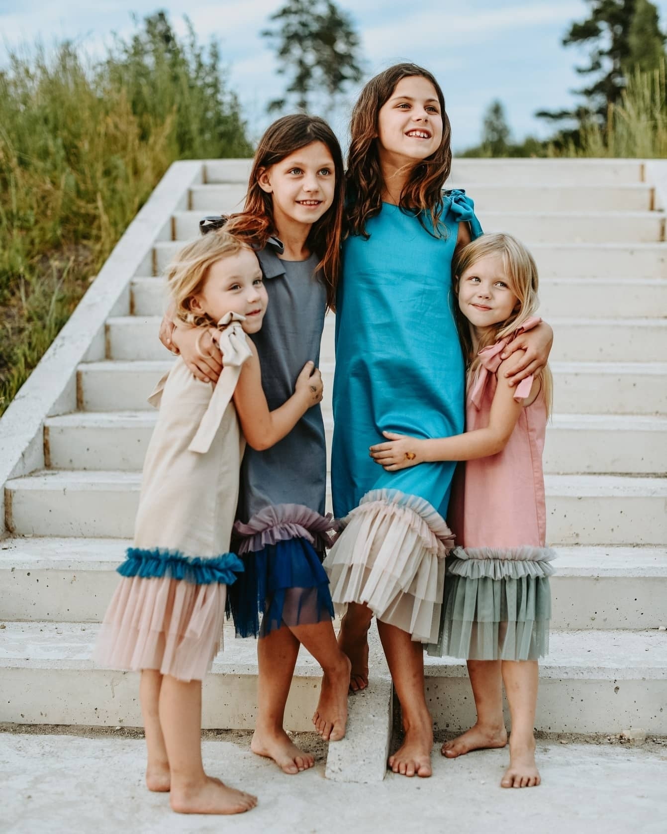 Satīna kleitas ar tillu