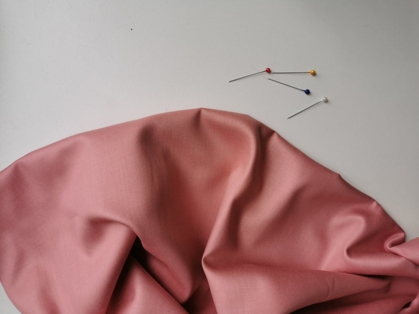 Zvanveida satīna kleita