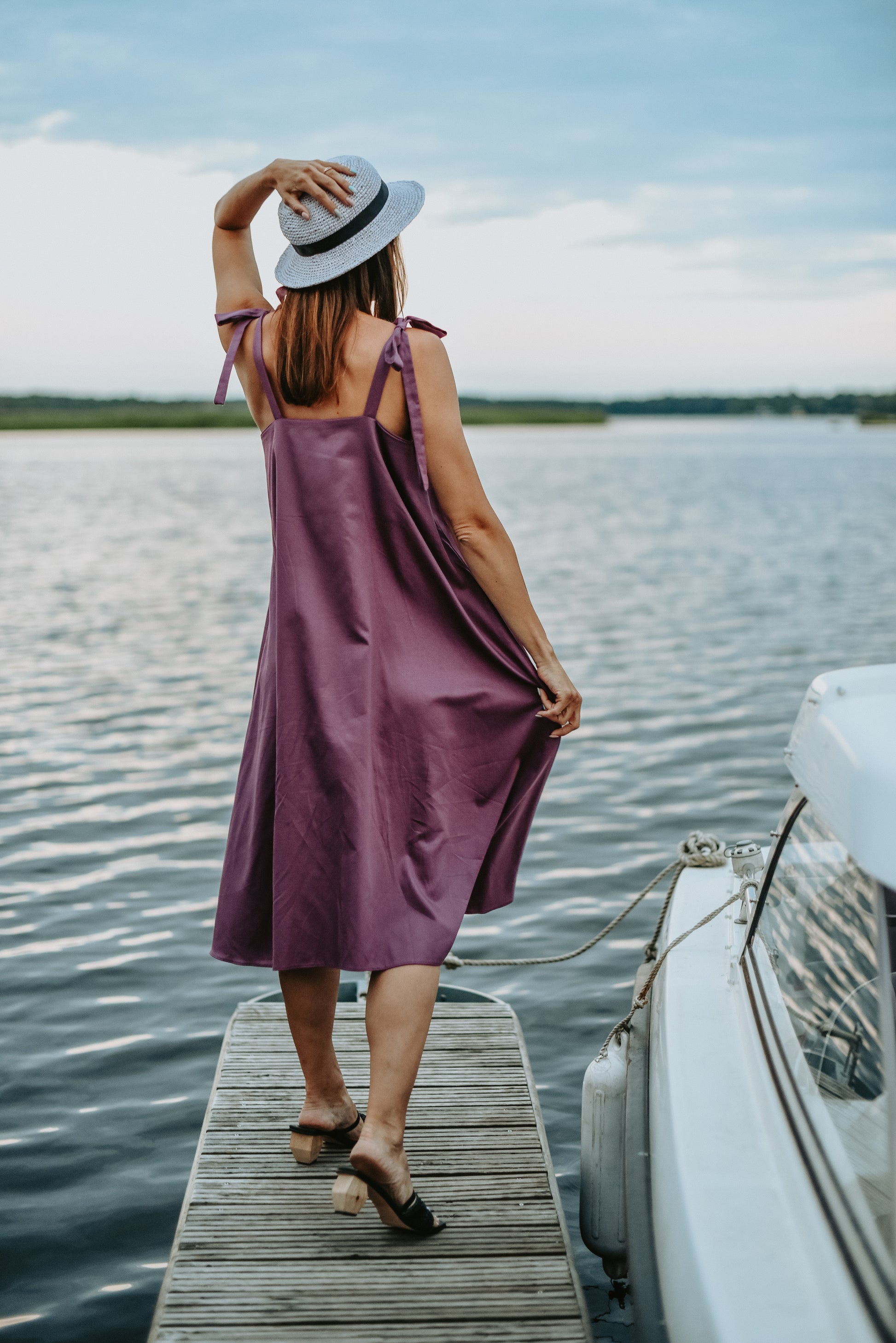 Zvanveida satīna kleita