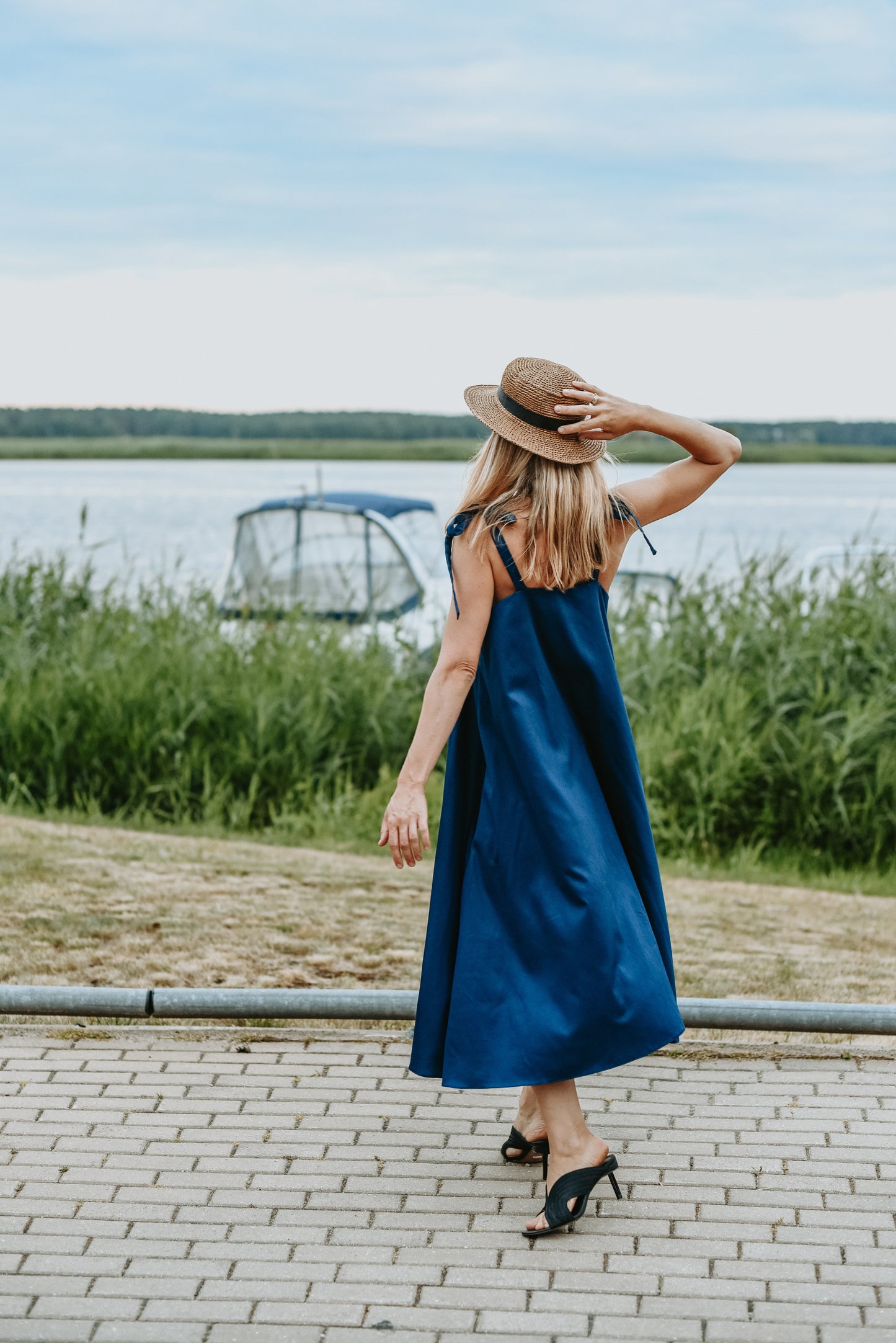 Zvanveida satīna kleita