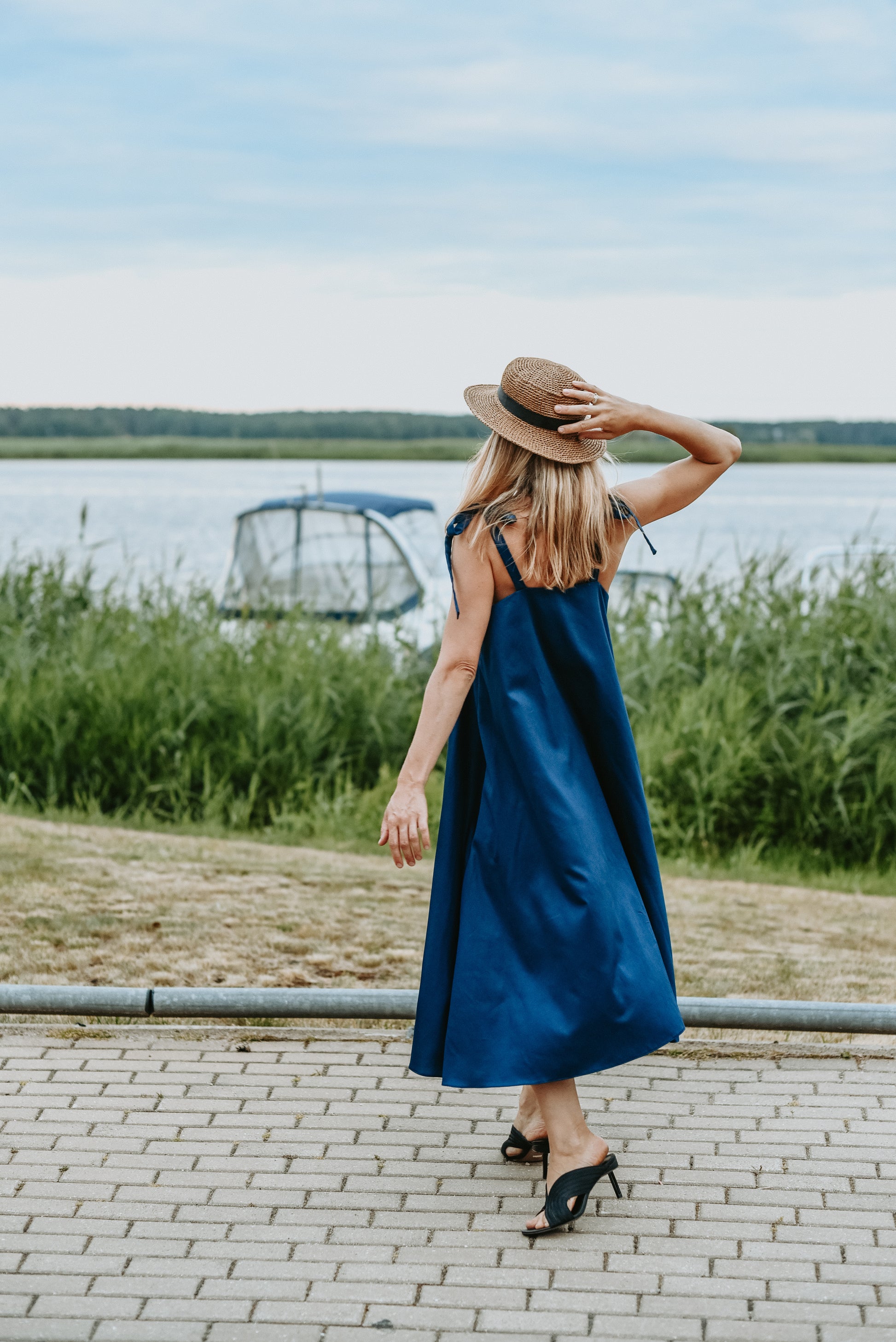 Zvanveida satīna kleita