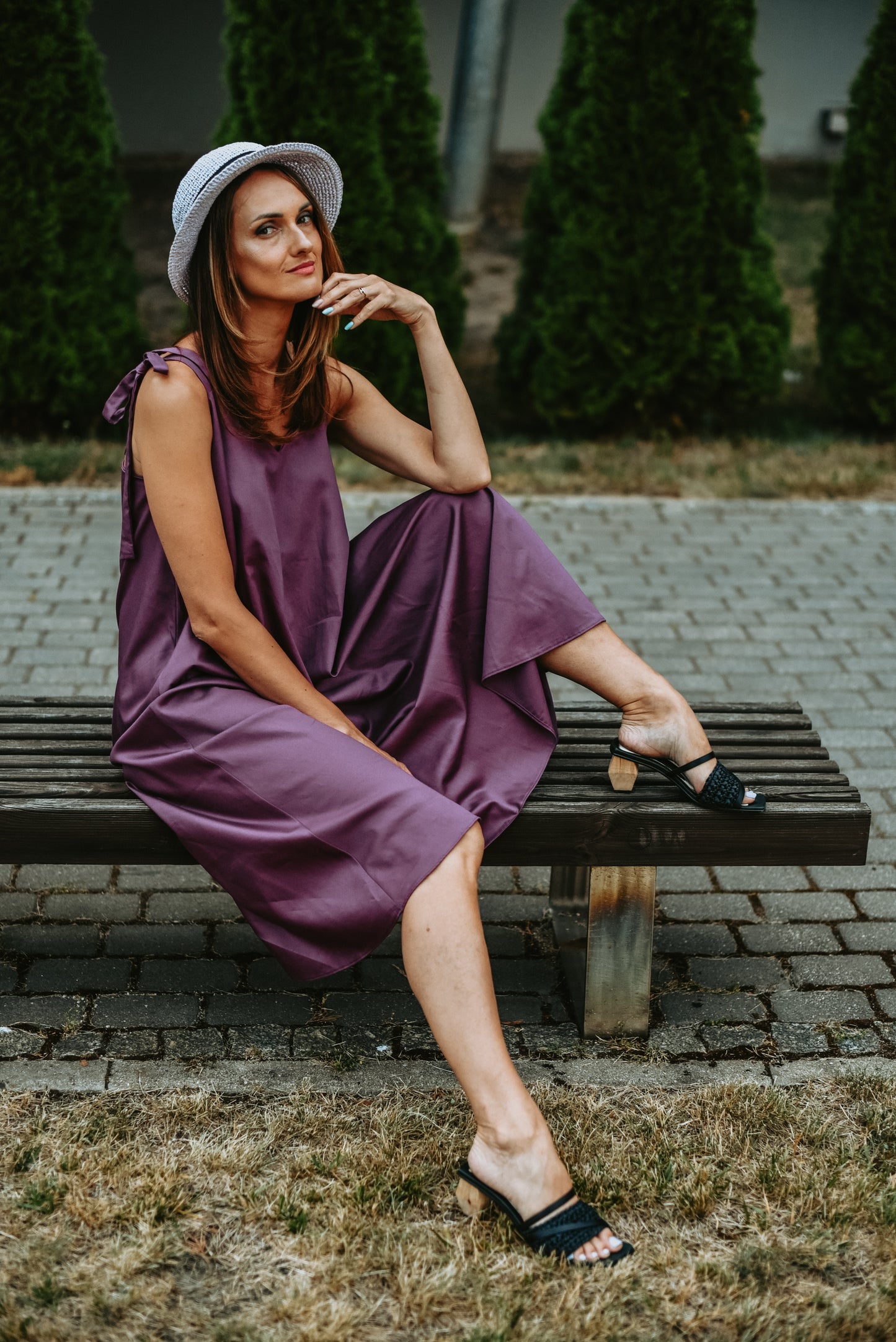 Zvanveida satīna kleita