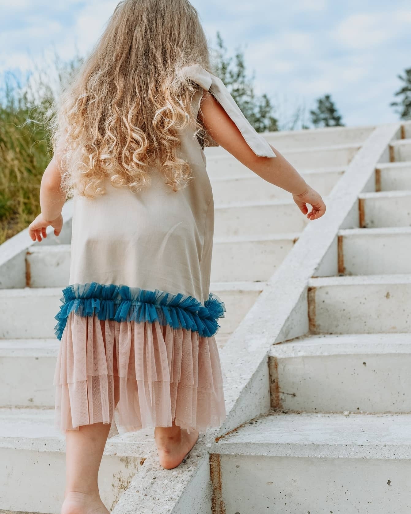 Satīna kleitas ar tillu