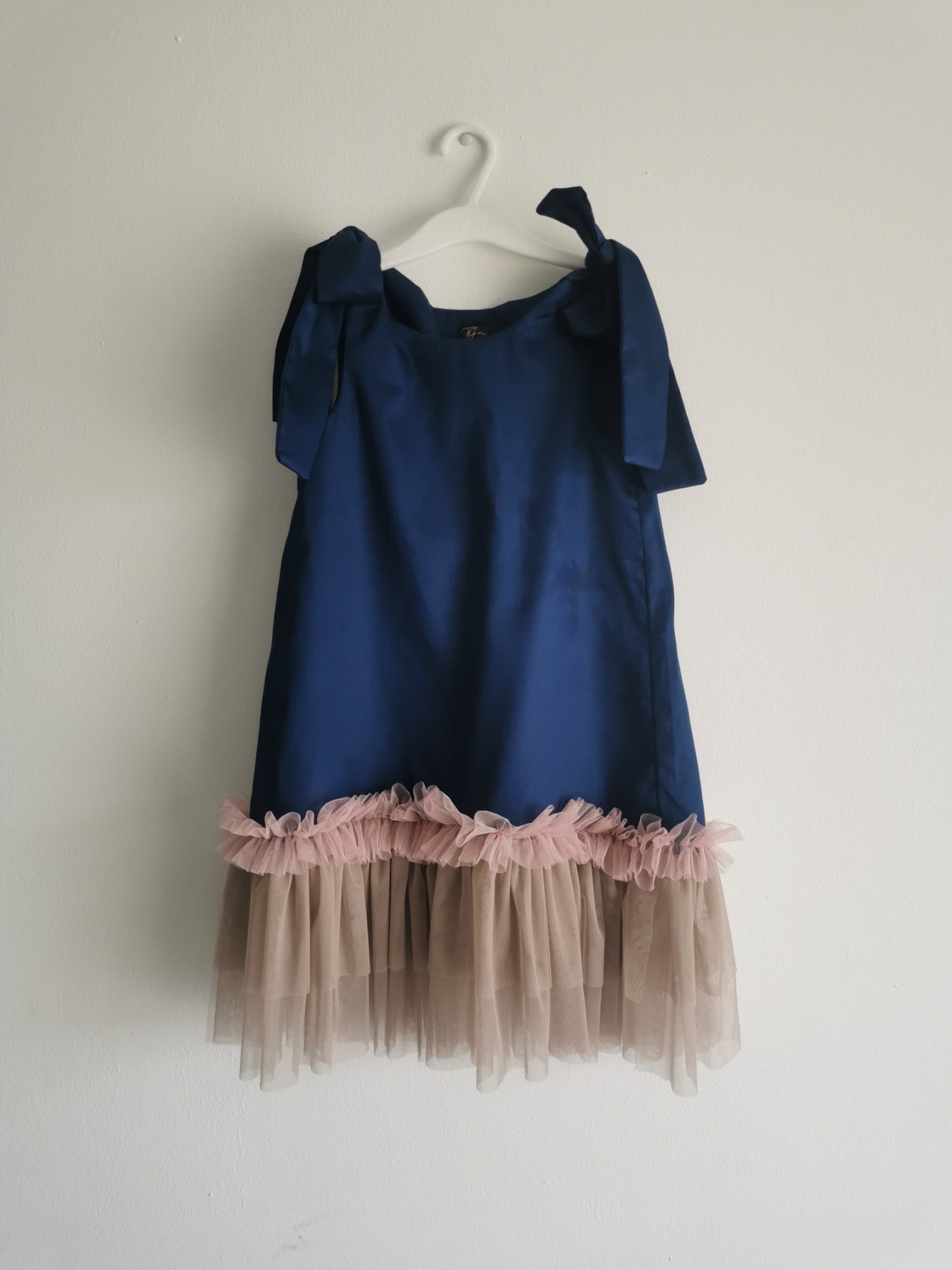 Satīna kleita ar tillu pieaugušo izmēri