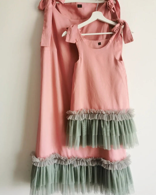 Satīna kleita ar tillu pieaugušo izmēri