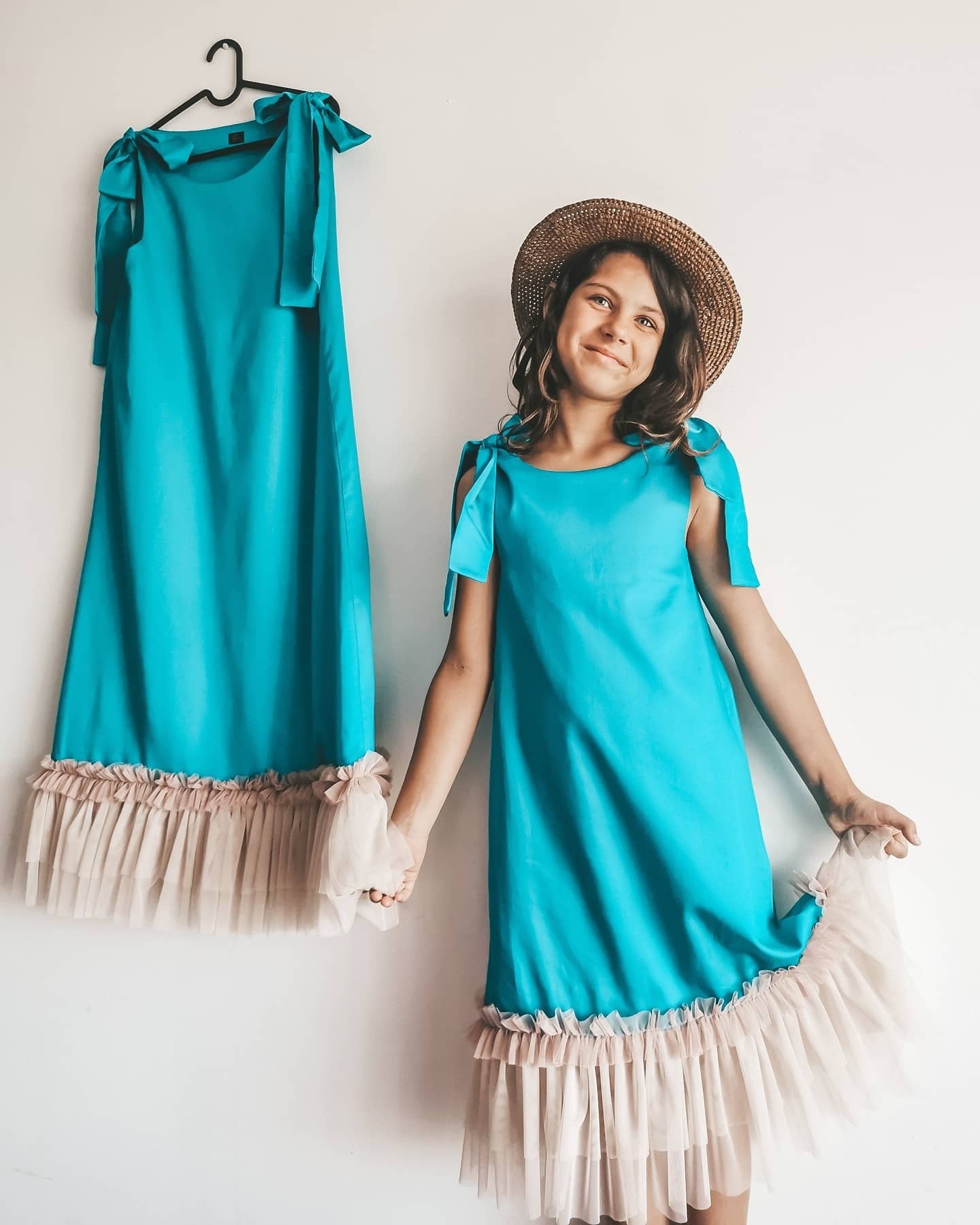 Satīna kleita ar tillu pieaugušo izmēri