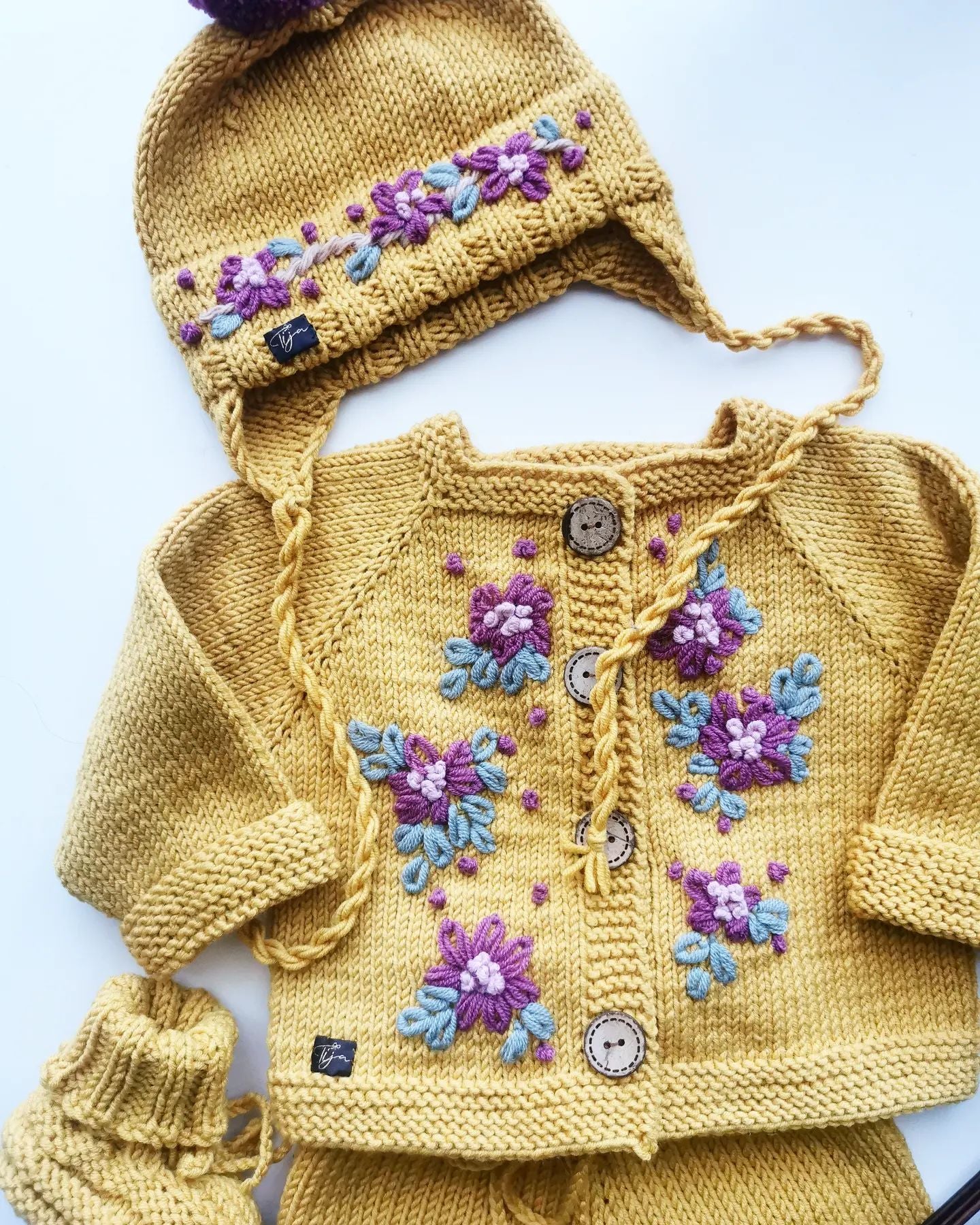 Komplekts ar izšūtiem ziediem