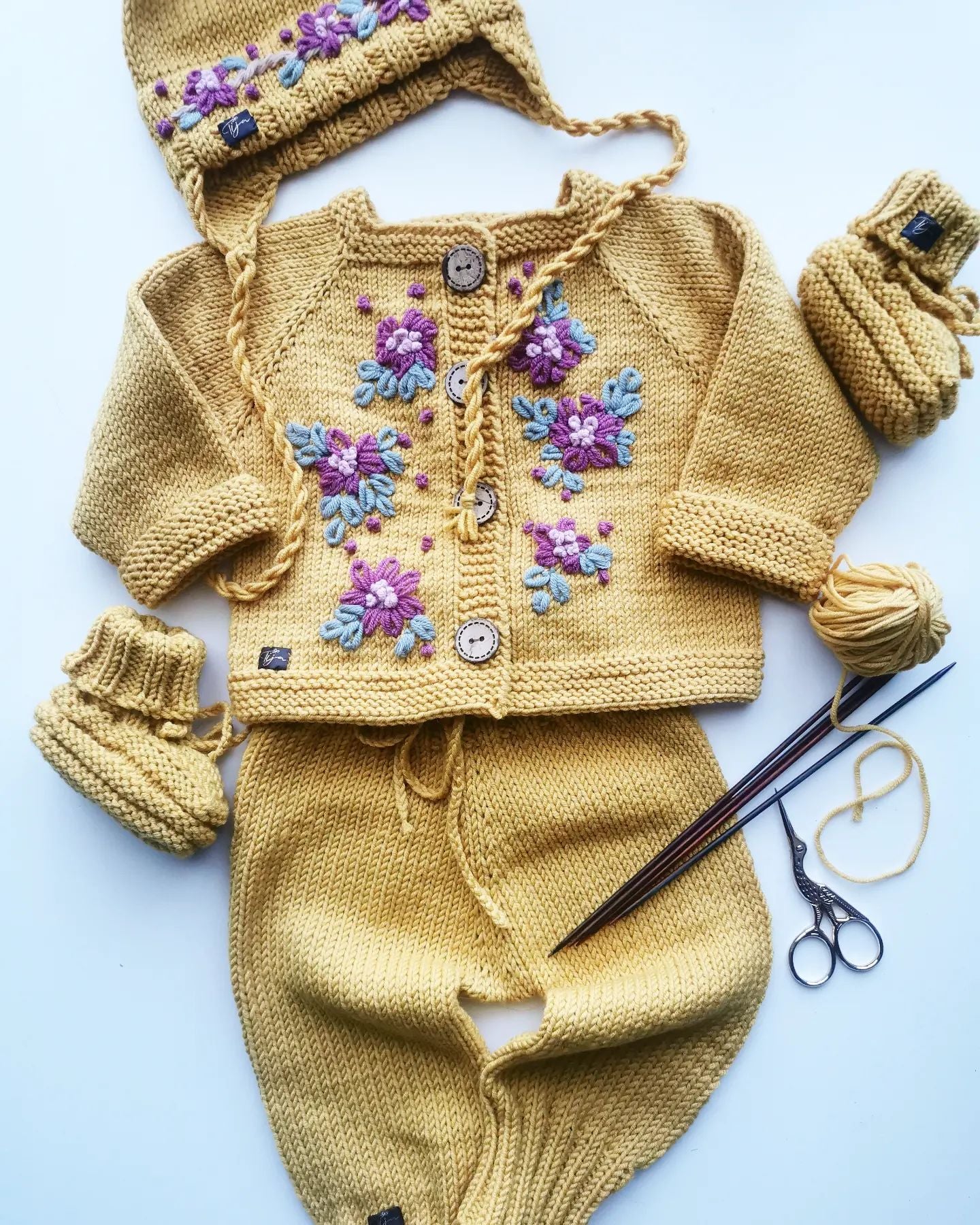 Komplekts ar izšūtiem ziediem