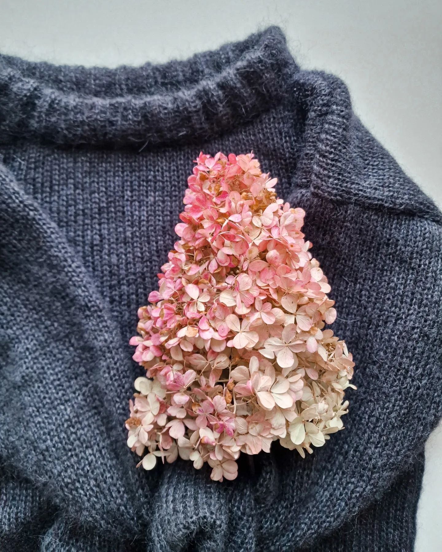 "Mākonis" ar apaļu kakla izgriezumu un klasisku apkaklīti