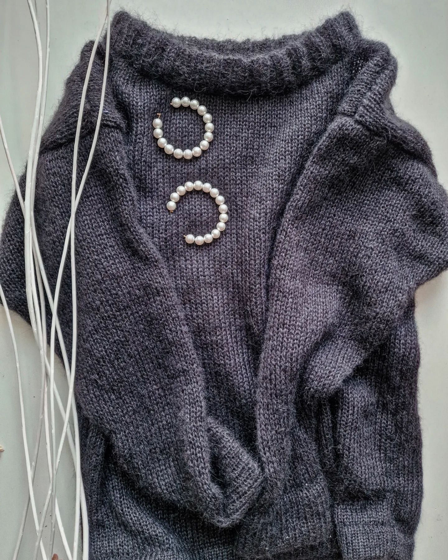 "Mākonis" ar apaļu kakla izgriezumu un klasisku apkaklīti