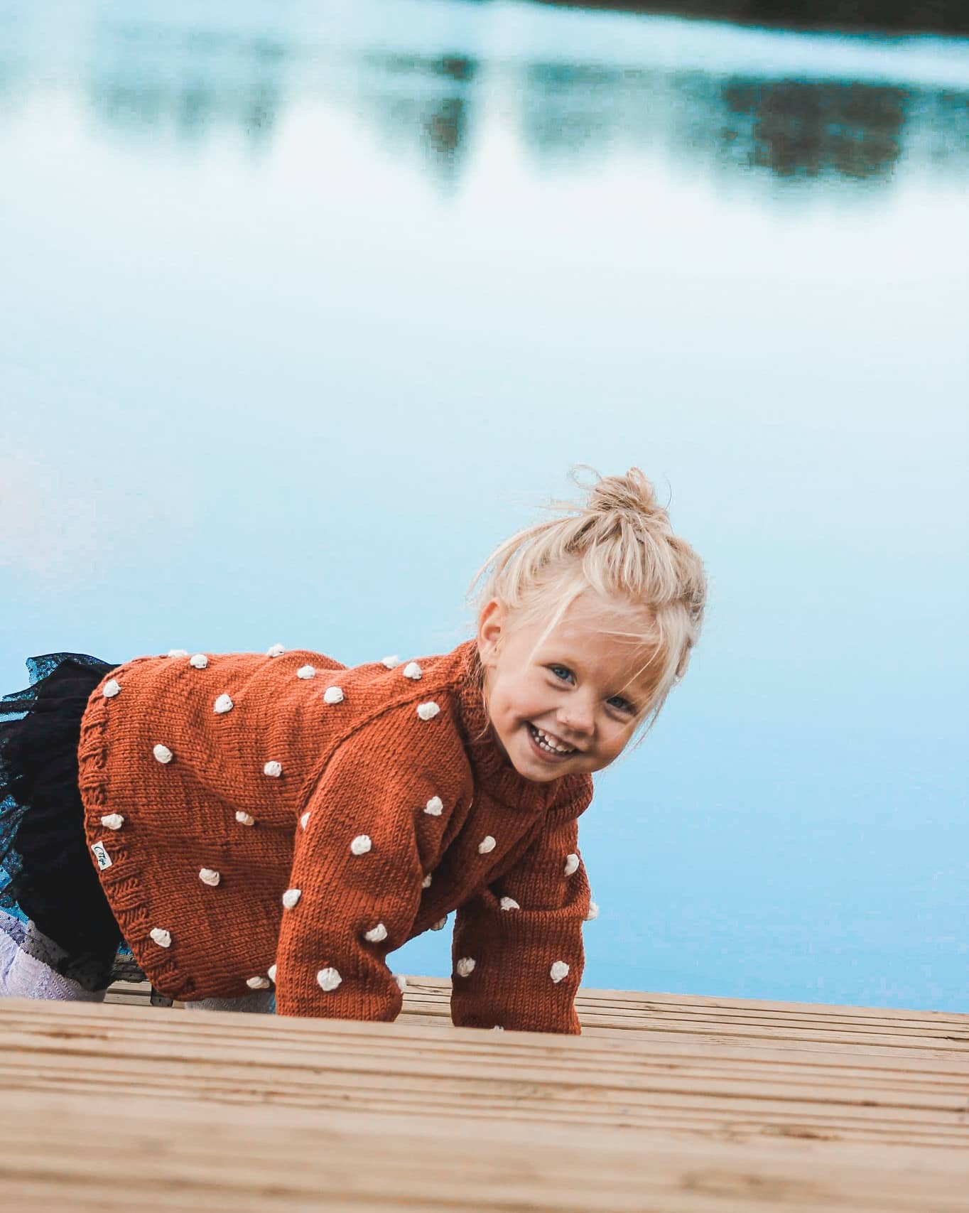 Džemperis ar vienkrāsainiem bumbuļiem