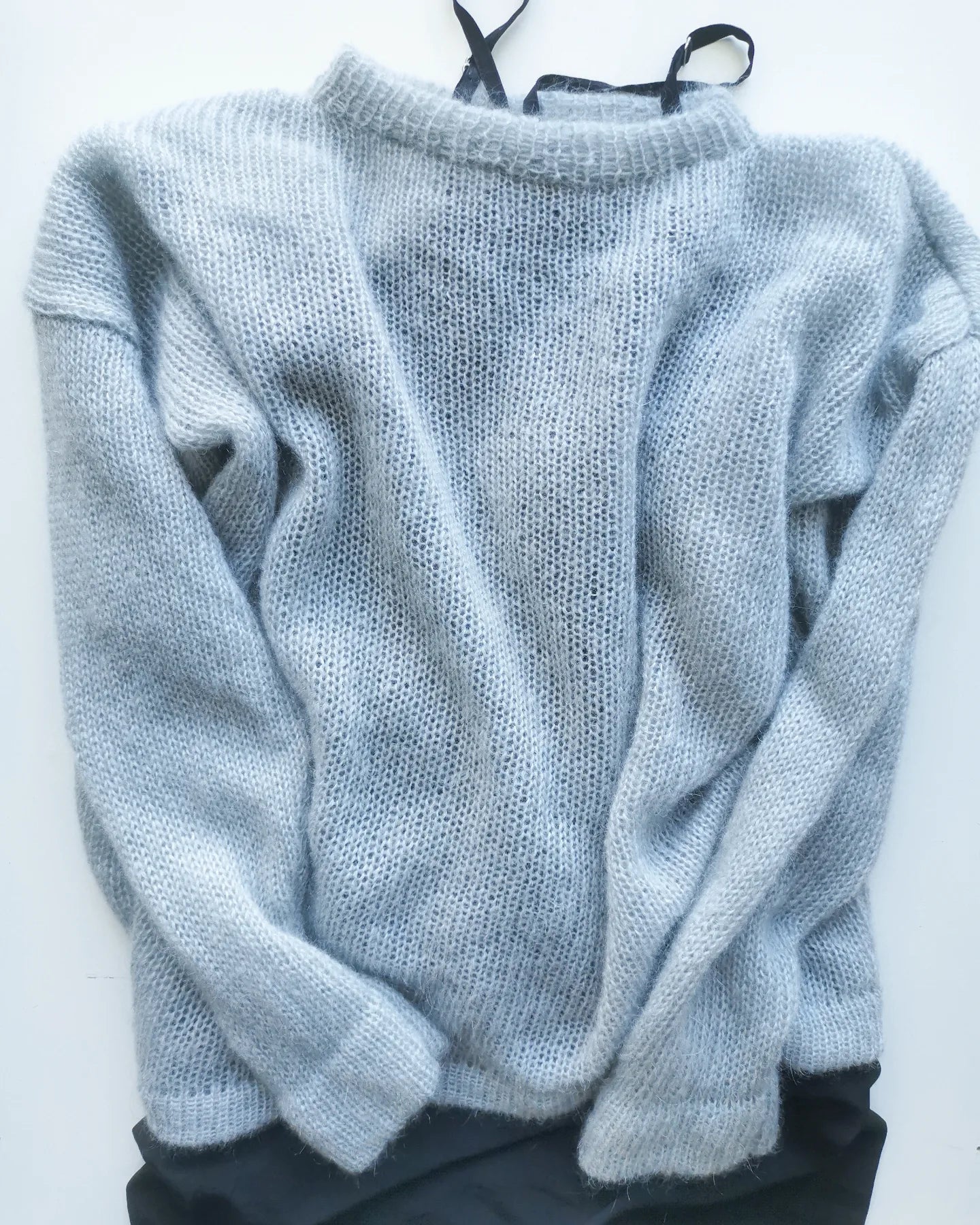 "Mākonis" ar apaļu kakla izgriezumu un klasisku apkaklīti