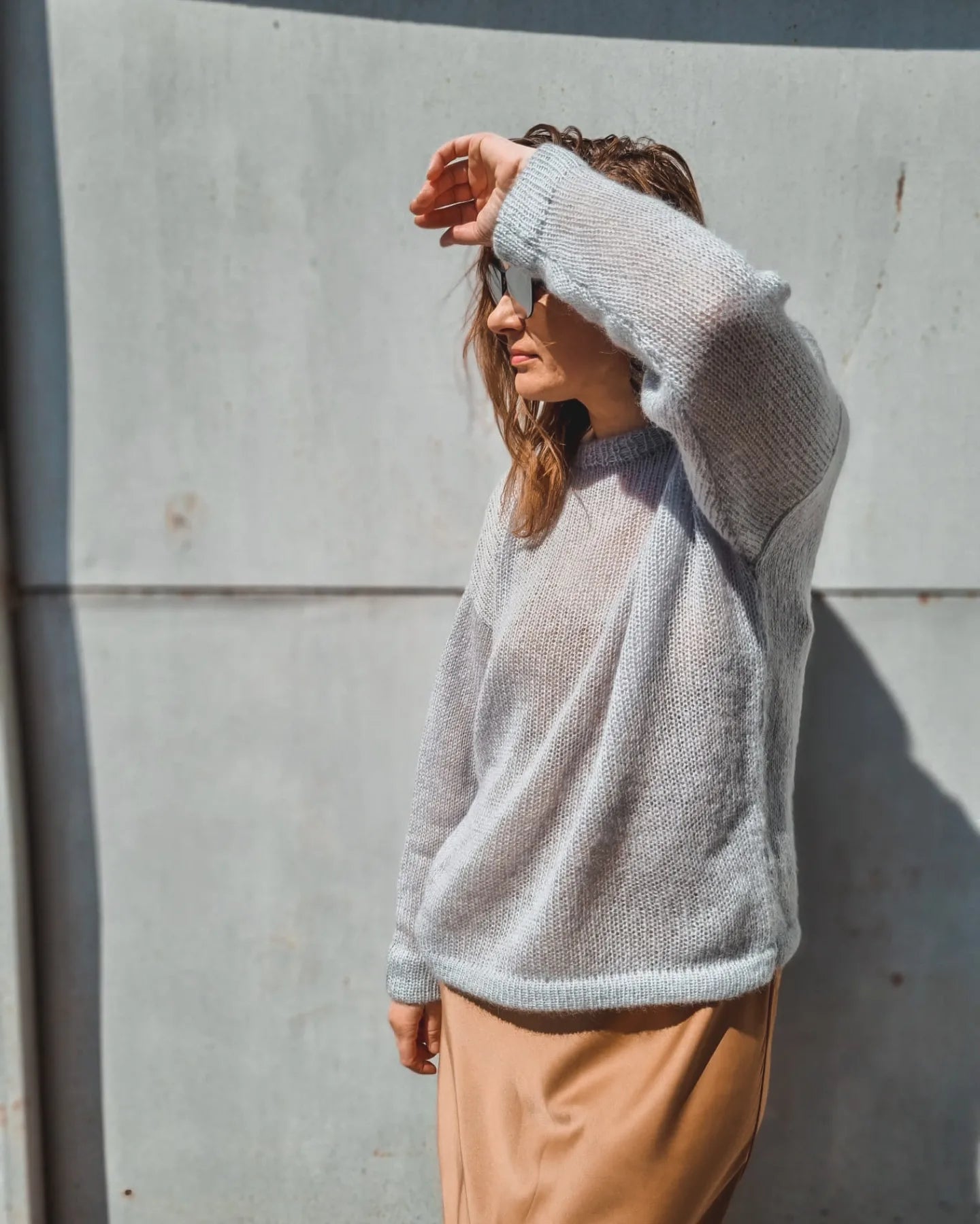 "Mākonis" ar apaļu kakla izgriezumu un klasisku apkaklīti