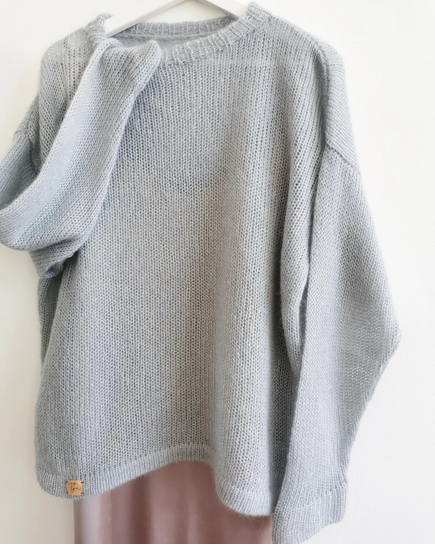 "Mākonis" ar apaļu kakla izgriezumu un klasisku apkaklīti