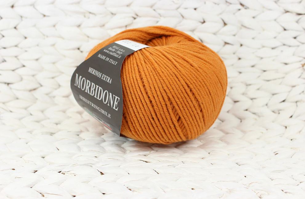 Džemperis ar vienkrāsainiem bumbuļiem