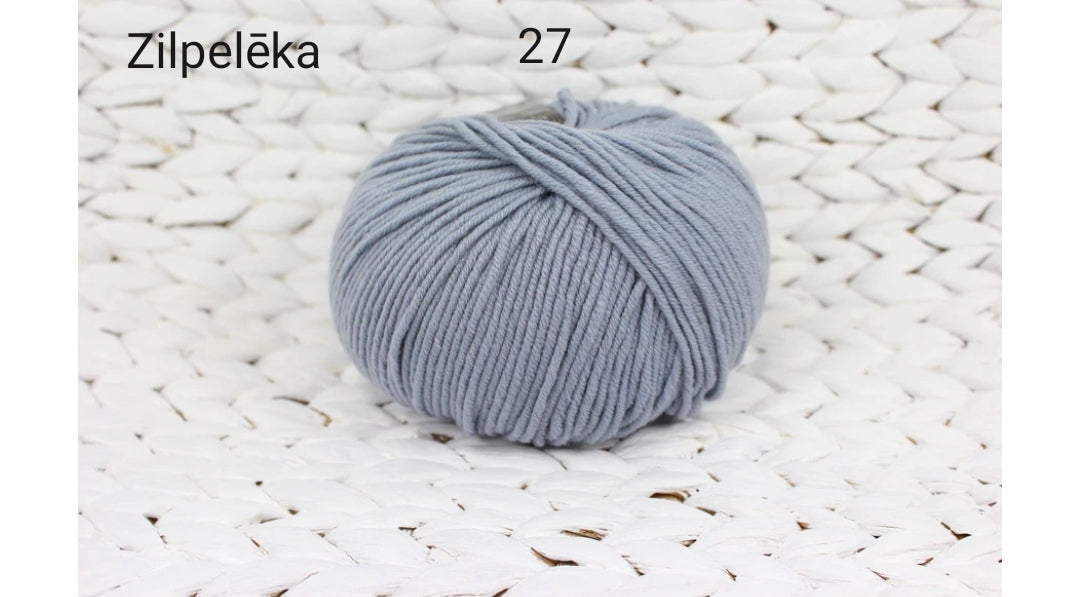 Newborn socks with a cable