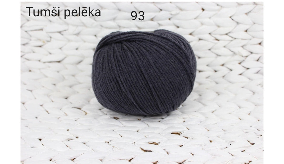 Set hat and socks with pompoms