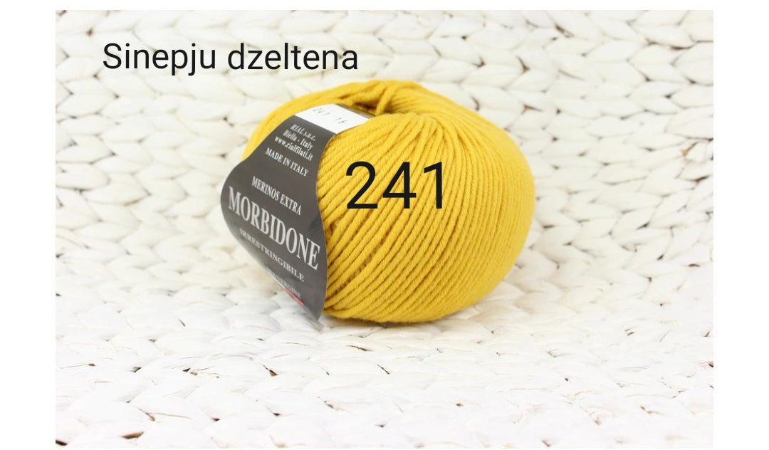 Komplekts ar izšūtiem ziediem