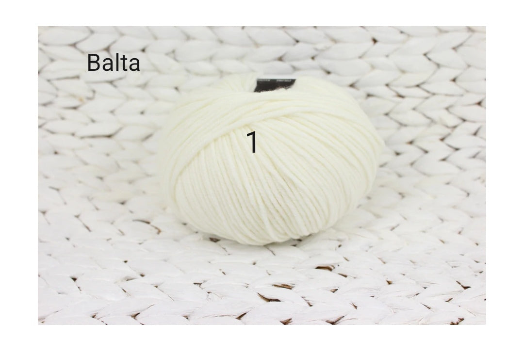 Newborn socks with a cable