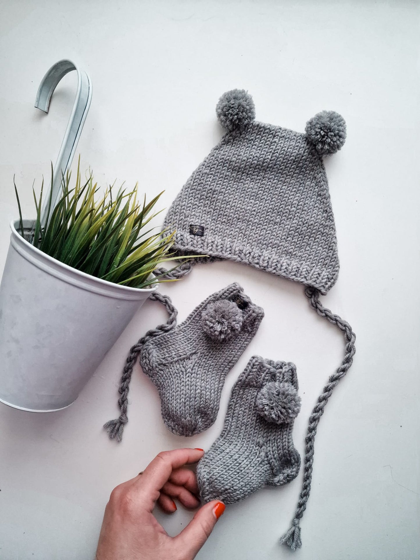 Set hat and socks with pompoms