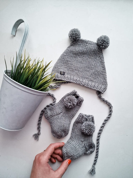 Set hat and socks with pompoms