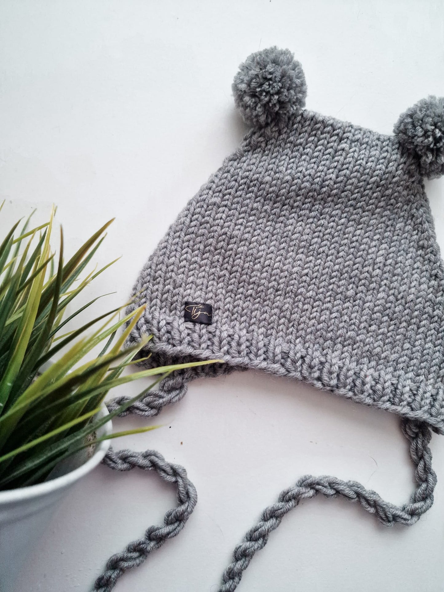 Set hat and socks with pompoms