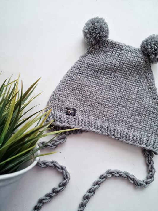 Hat with a little pompoms