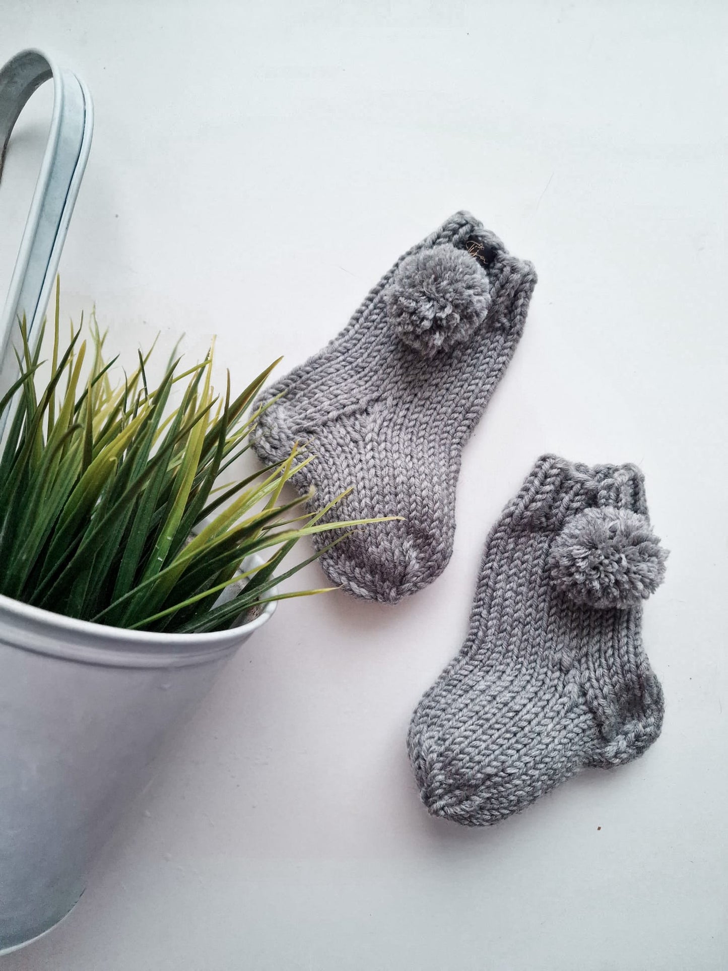 Set hat and socks with pompoms