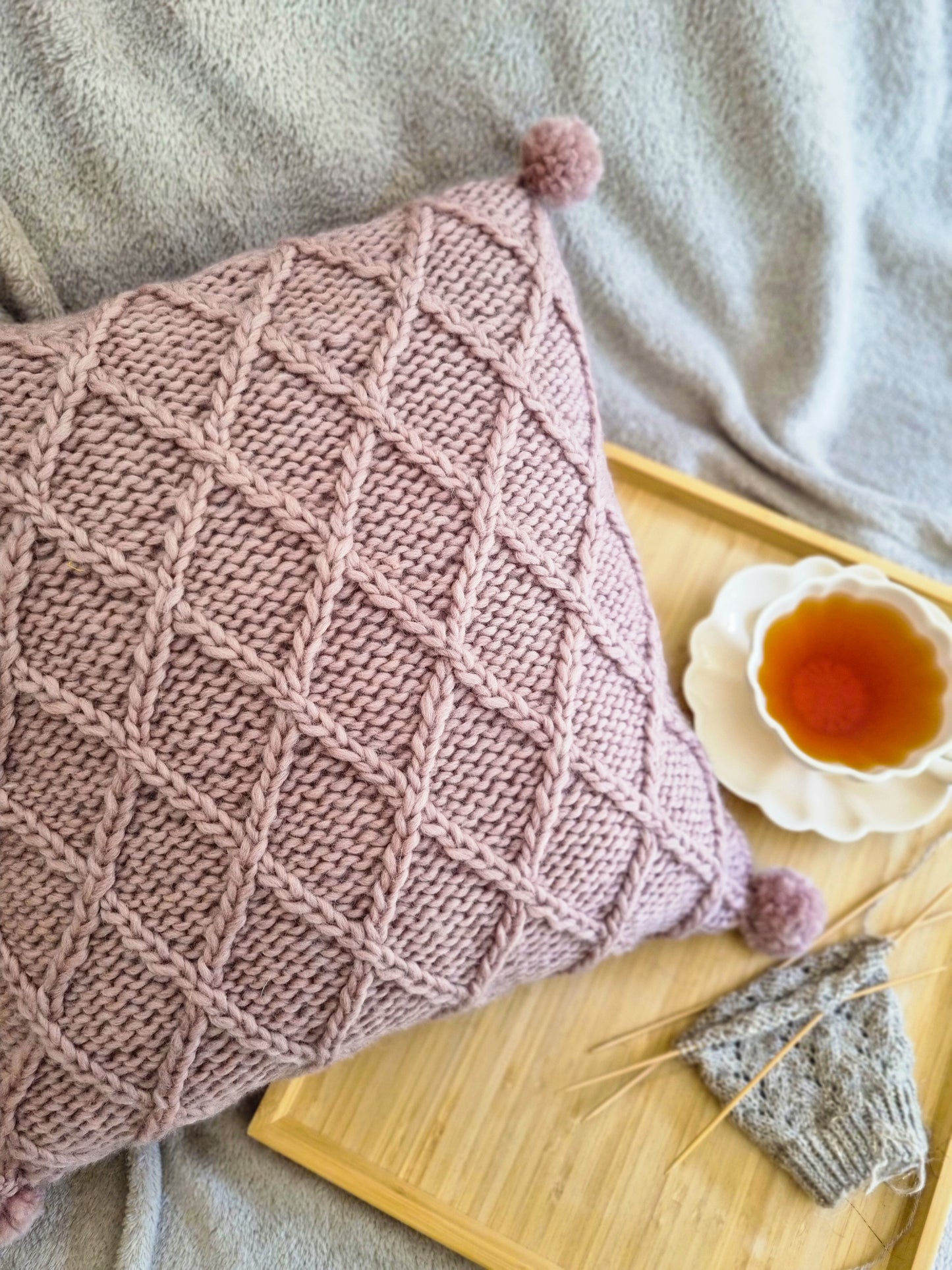 Adīšanas instrukcija - spilvena pārvalks "Rūtainā elegance" PDF formātā