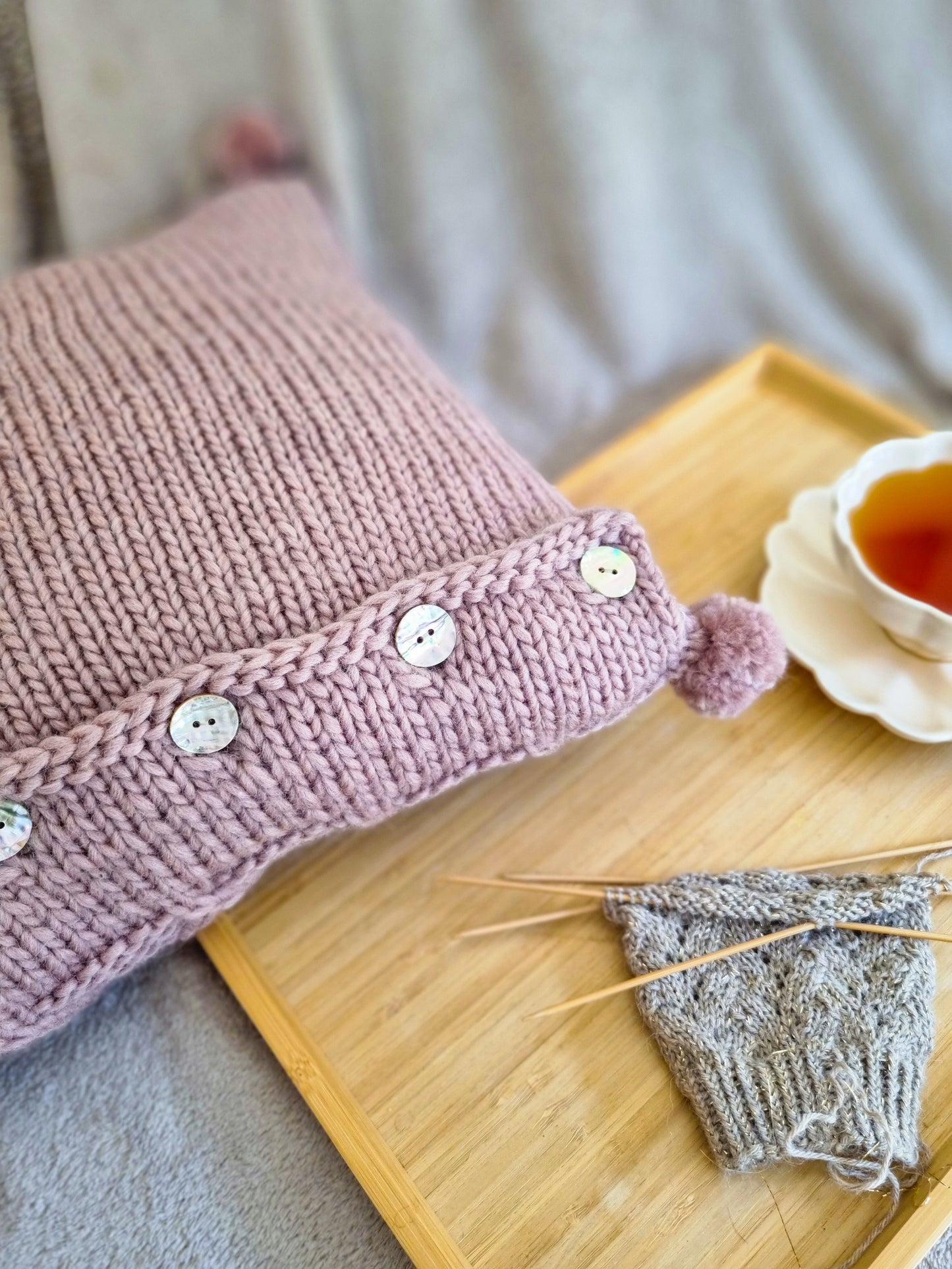 Adīšanas instrukcija - spilvena pārvalks "Rūtainā elegance" PDF formātā